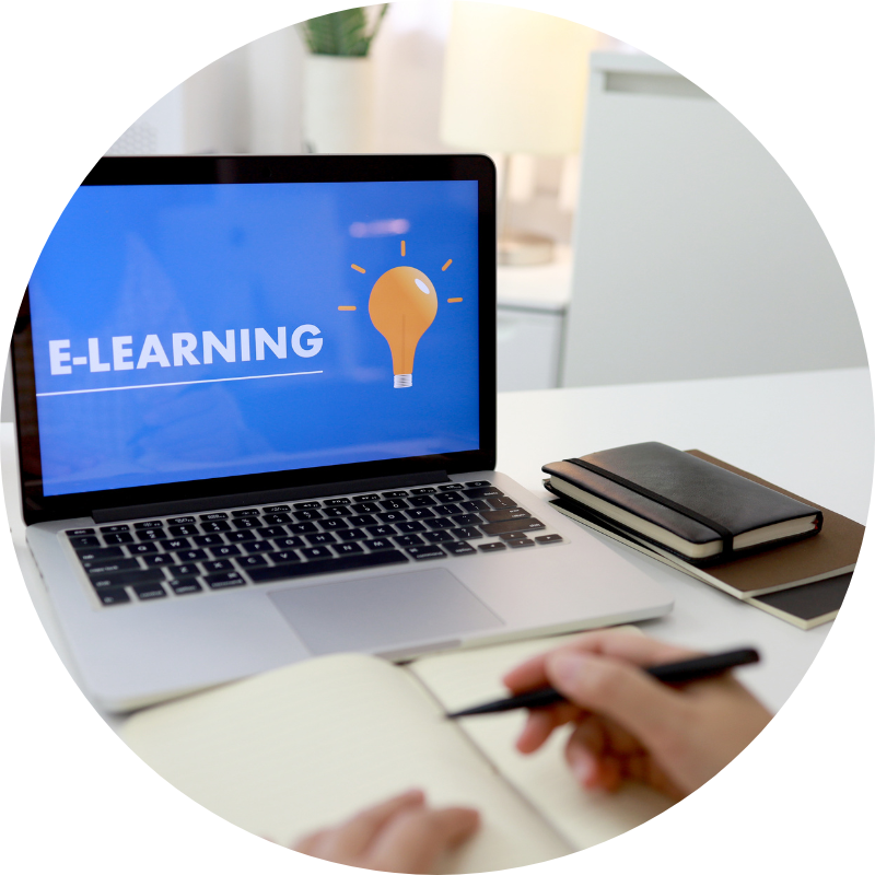 Mains sur un clavier d'ordinateur avec le texte "e-learning" sur le site Learn French with Lia